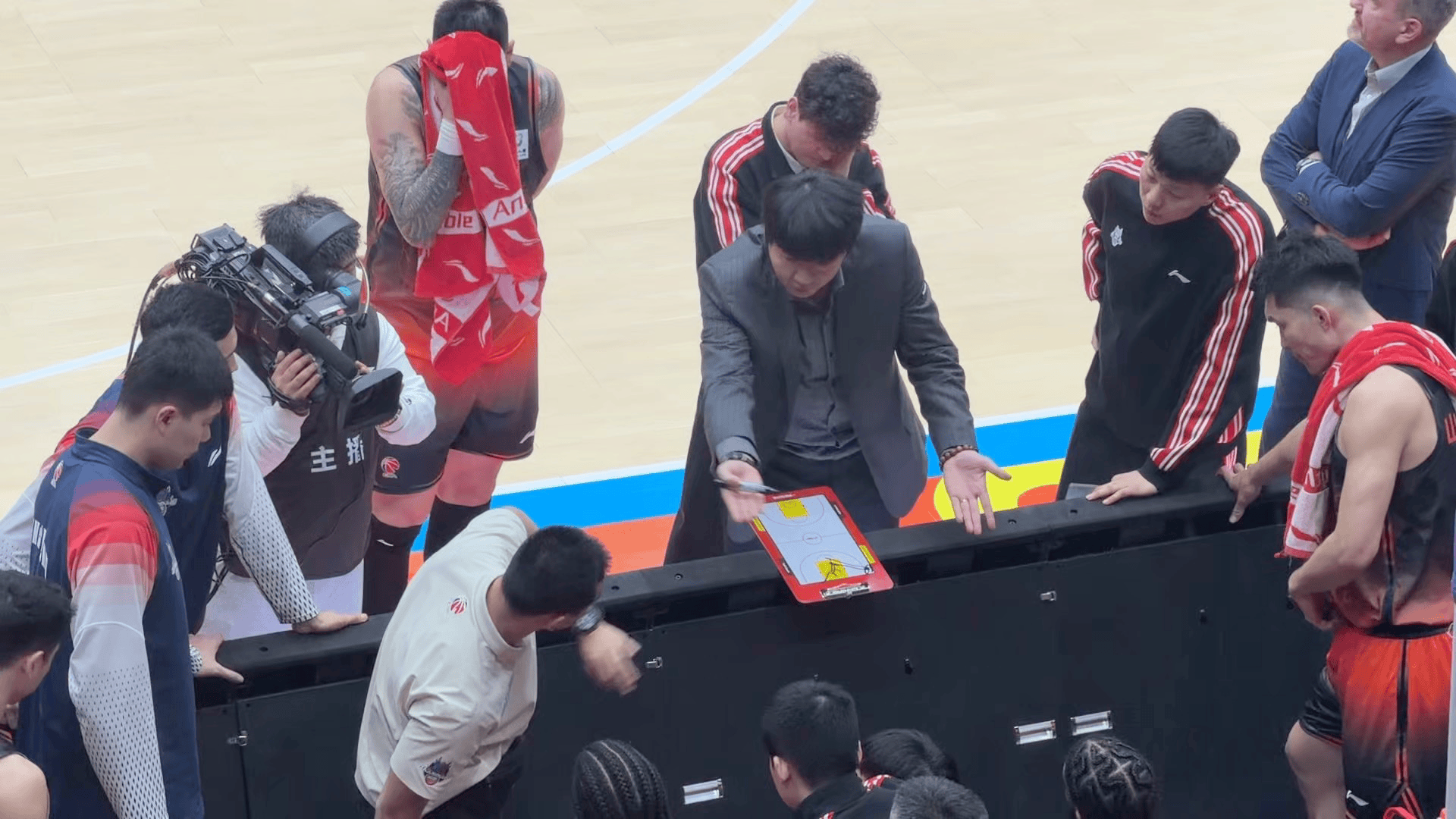 包含CBA季后赛赛程吃紧；丹佛掘金赛前遗憾出局；管理层满意；更衣室氛围转暖的词条-英雄联盟